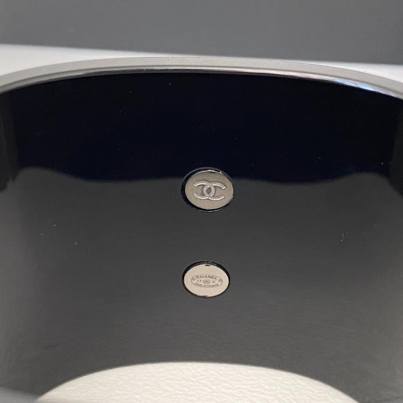 CHANEL 2017K BLACK RESIN CUFF SILVER TONE CC LOGO CRYSTALS NEW IN BOX - Picture 14 of 15